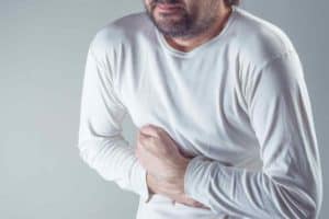 Bewegungsstörungen der Speiseröhre-Mann mit Schmerzen