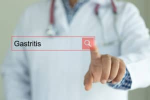 Arzt mit Touchscreen sucht Gastritis