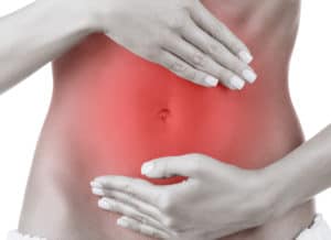 Colitis ulcerosa: Frau mit Schmerzen im Unterbauch