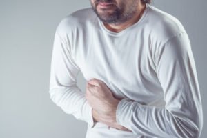 Bewegungsstörungen der Speiseröhre: Mann mit Schmerzen